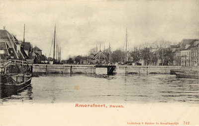 12745 Gezicht op de Eem met haven en de spoorbrug te Amersfoort uit het zuidoosten; met op de achtergrond de bebouwing ...
